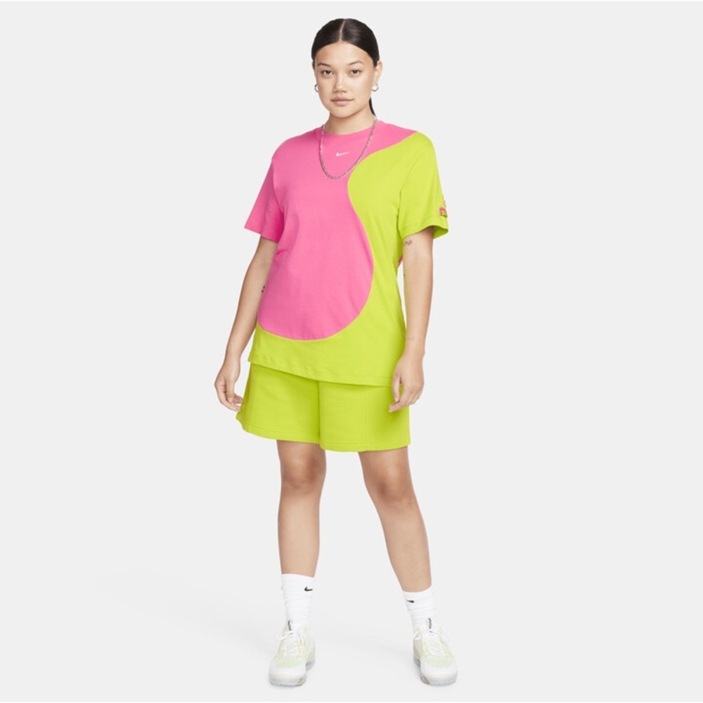 Nike Women's Sportswear Essential Color Clash T-Shirt in Pink Size XL W808